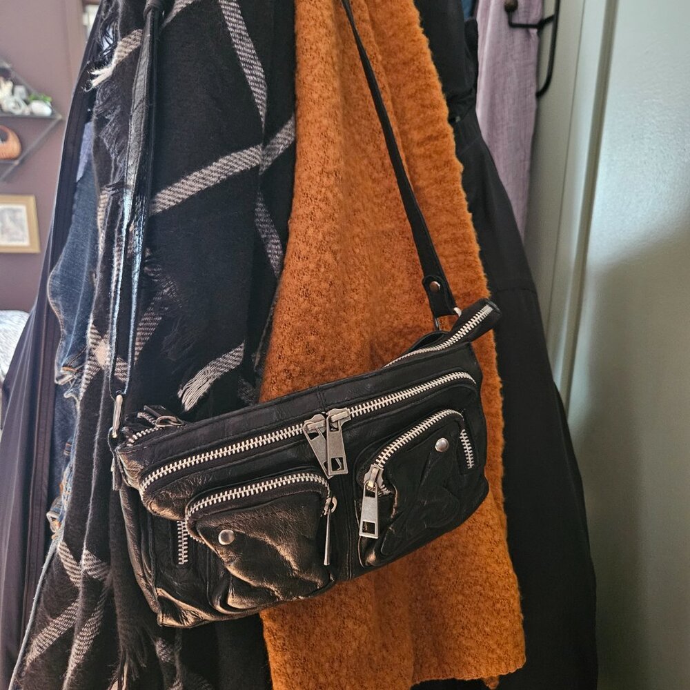 Núnoo | Stine Washed Black Leather Crossbody Bag
